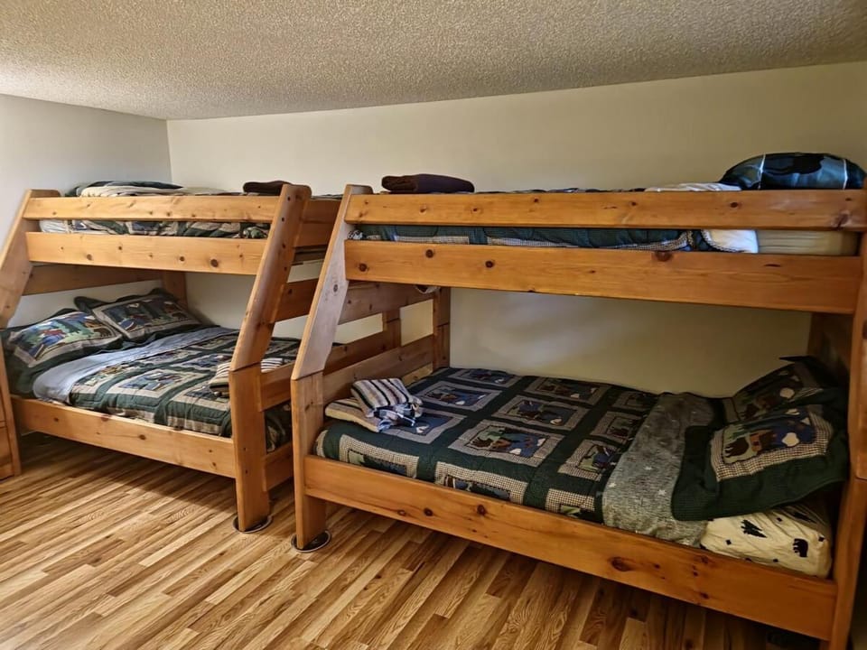 Bedroom, bunk bed