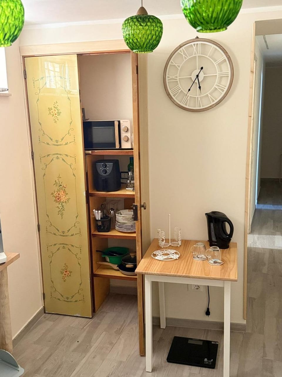 Coffee/tea facilities, Kitchen or kitchenette, Dining area, wardrobe