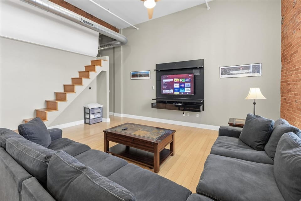 1800 Sq Ft Loft Downtown Near Convention Center Apartment in Indianapolis