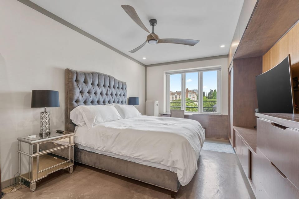 Bed, TV and multimedia, Photo of the whole room, Bedroom