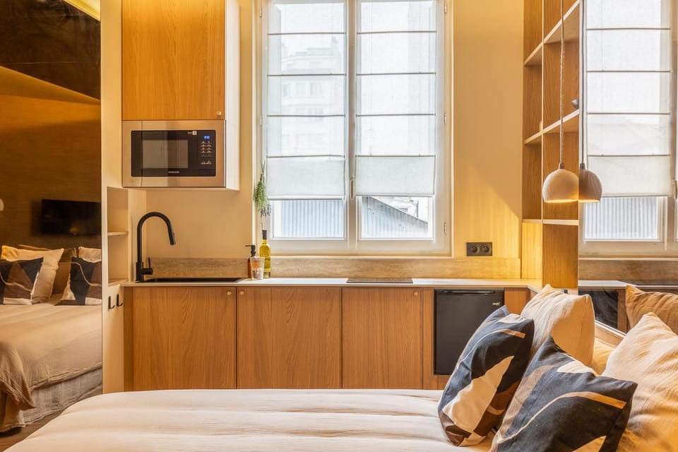 Bed, Kitchen or kitchenette, minibar