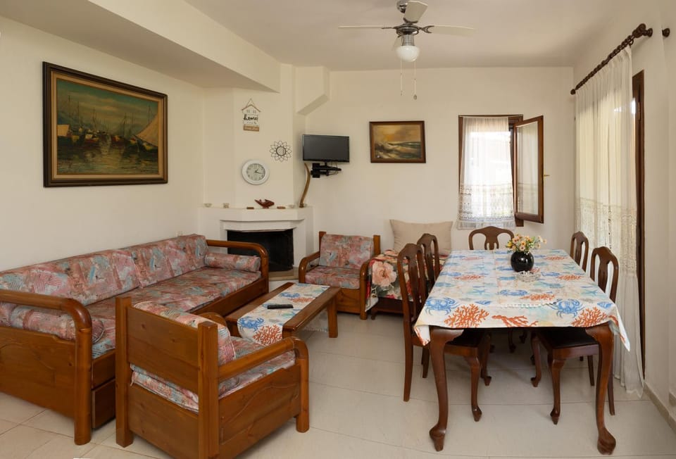 TV and multimedia, Living room, Dining area, fireplace