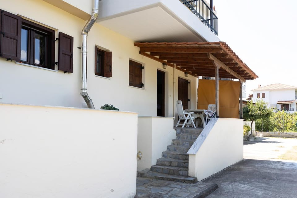 Property building, Balcony/Terrace, Parking