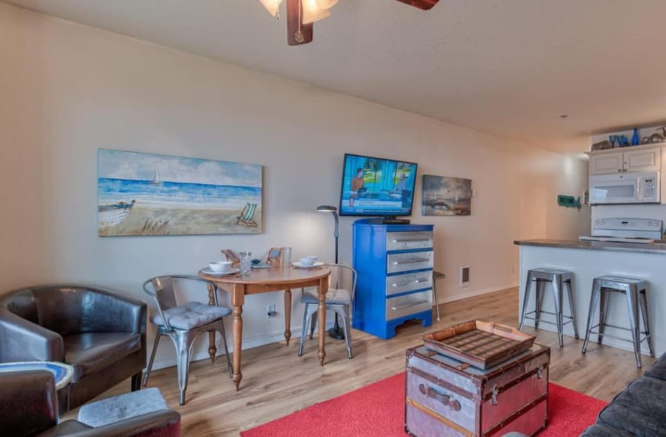 Beautiful Ground Floor Beachfront Condo - Sleeps 4 - Pool and Sauna House in Lincoln City