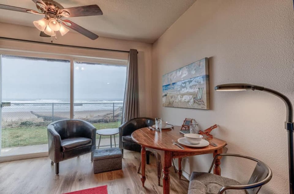 Beautiful Ground Floor Beachfront Condo - Sleeps 4 - Pool and Sauna House in Lincoln City