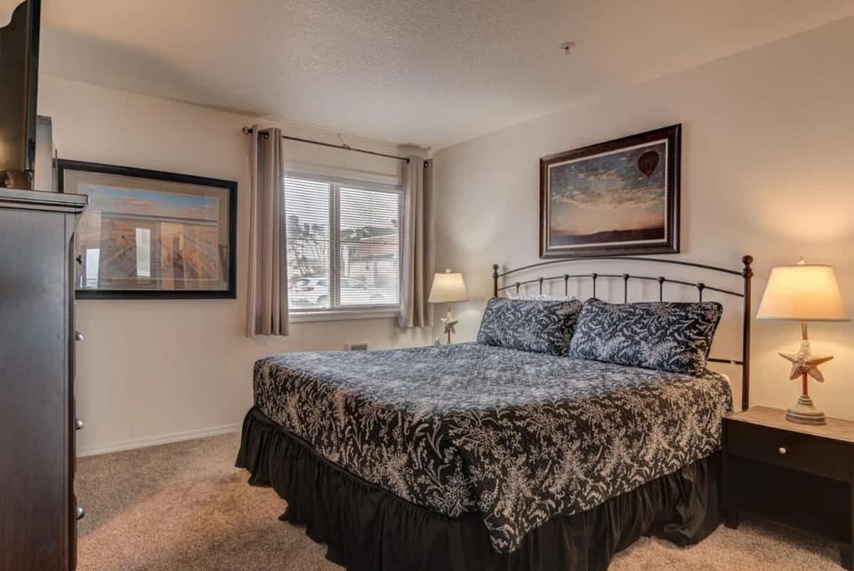 Beautiful Ground Floor Beachfront Condo - Sleeps 4 - Pool and Sauna House in Lincoln City