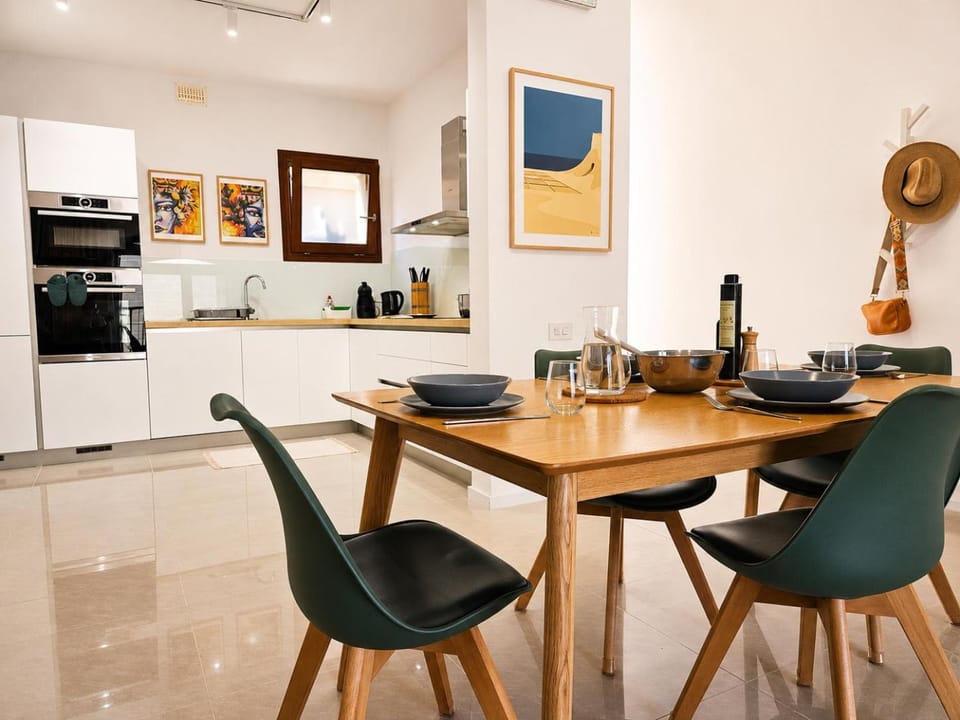 Dining area, kitchen