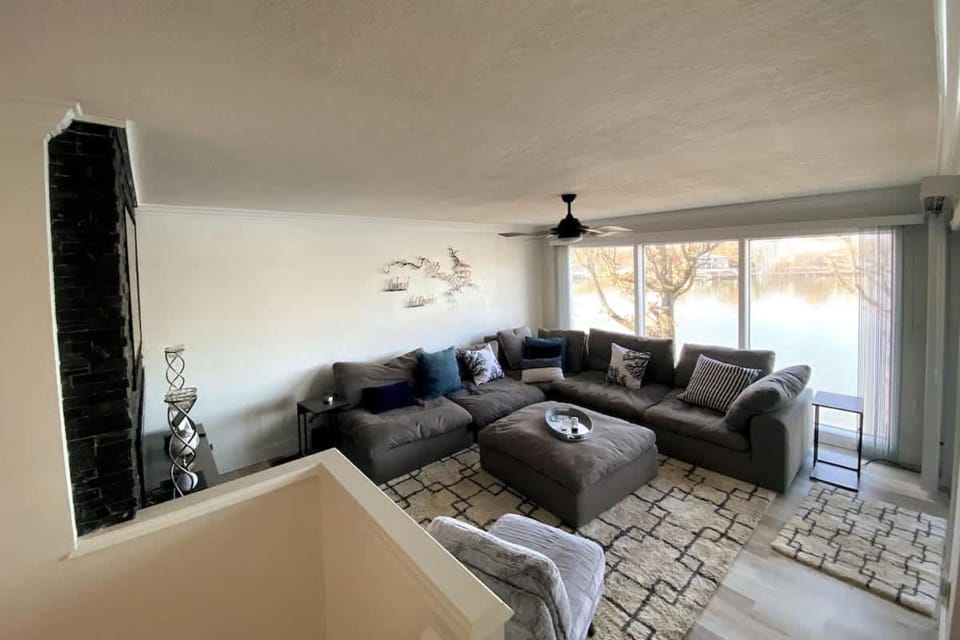 WOW Location On the water Spectacular House in Osage Beach