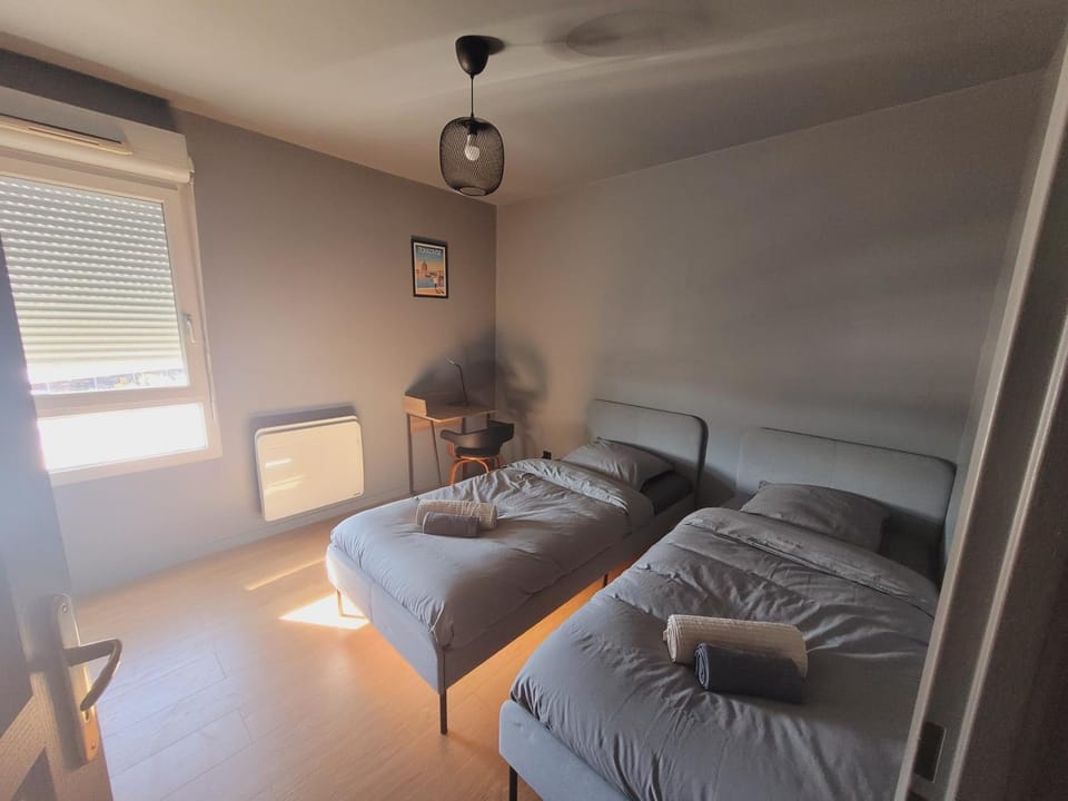 Photo of the whole room, Bedroom