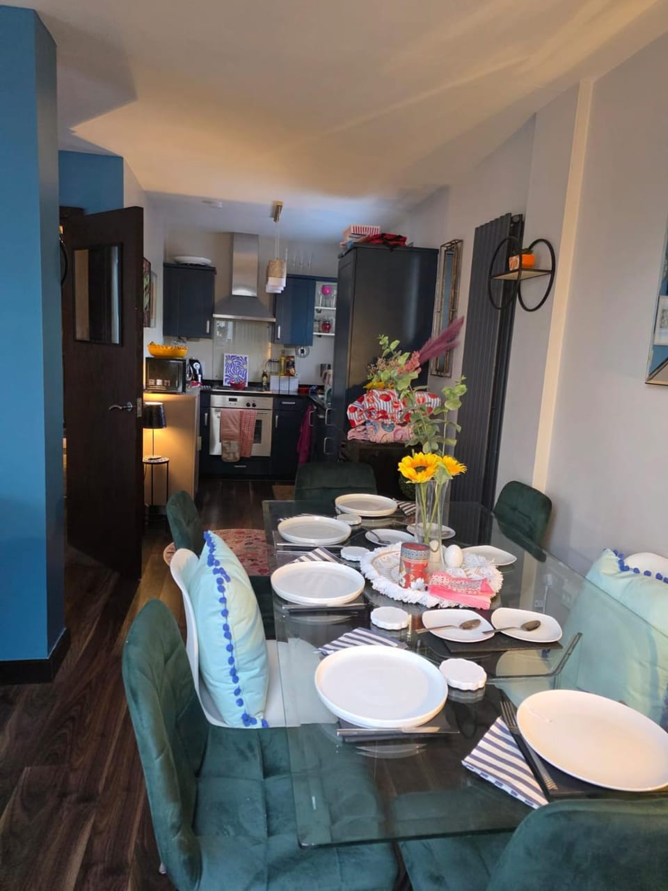 Kitchen or kitchenette, Food and drinks, Seating area, Dining area, Food