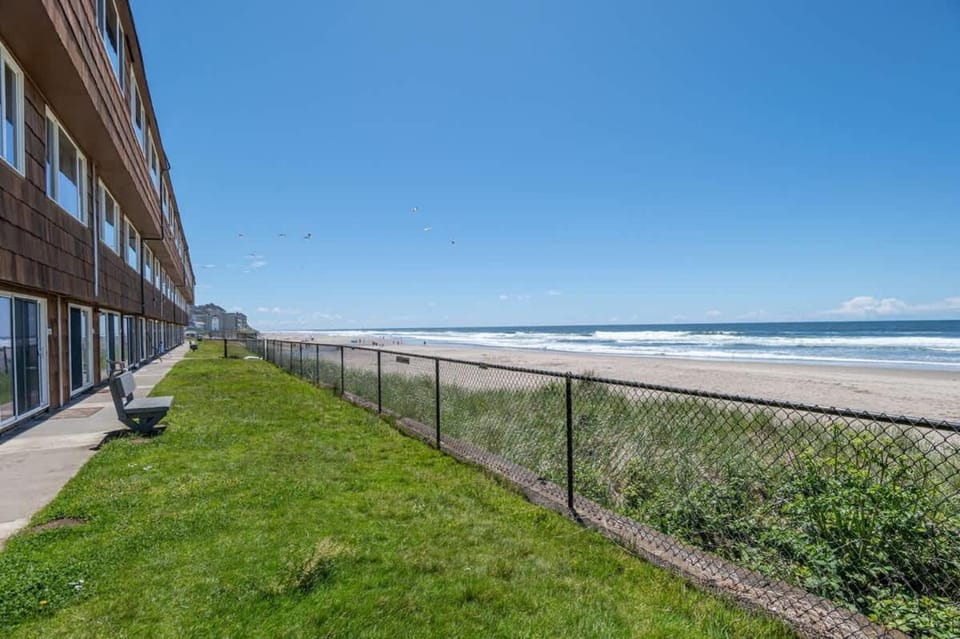 Ground Floor Beachfront Condo Suite - Pool And Sauna House in Lincoln City
