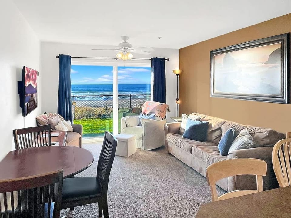 Ground Floor Beachfront Condo Suite - Pool And Sauna House in Lincoln City