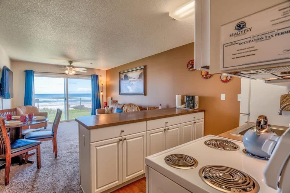 Ground Floor Beachfront Condo Suite - Pool And Sauna House in Lincoln City