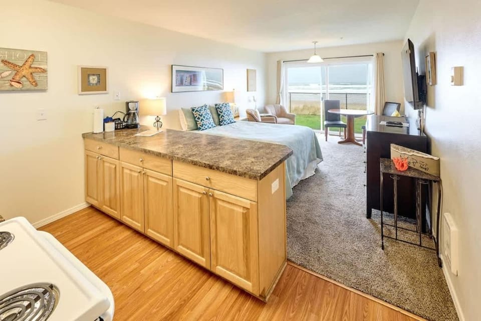 Ground Floor Beachfront Condo Suite - Sleeps 4 - Sauna and Pool House in Lincoln City