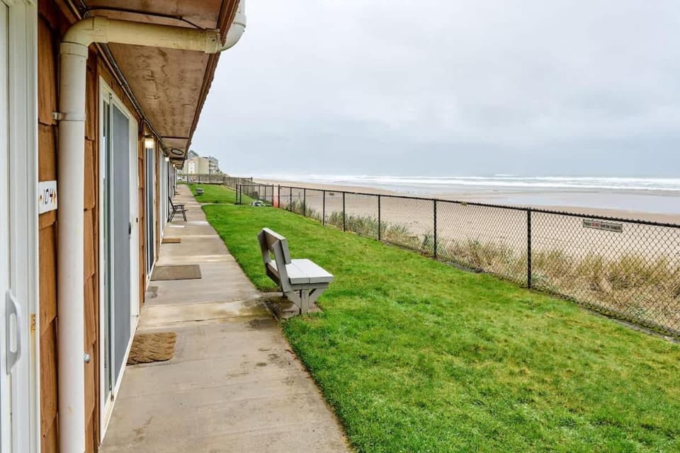 Ground Floor Beachfront Condo Suite - Sleeps 4 - Sauna and Pool House in Lincoln City