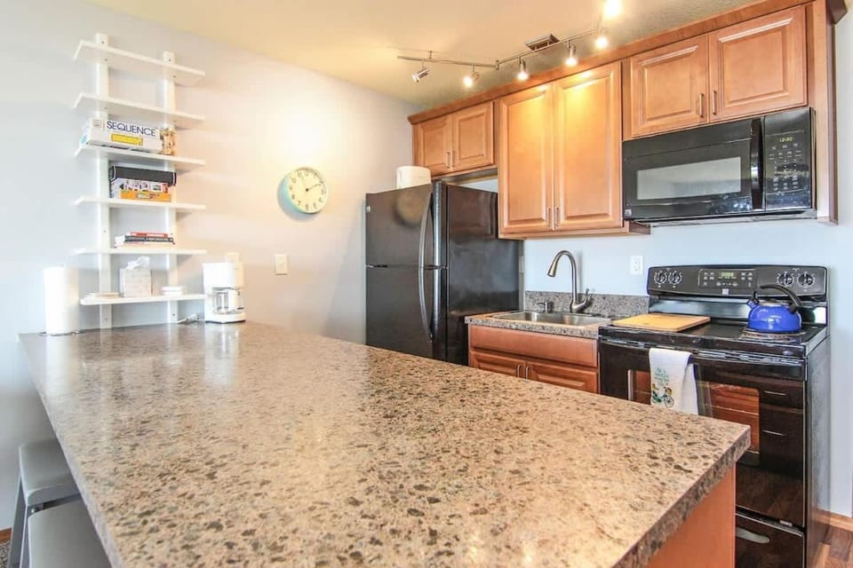 Premium Ground Floor Beachfront Condo Suite - Sleeps 5 - Pool and Sauna House in Lincoln City