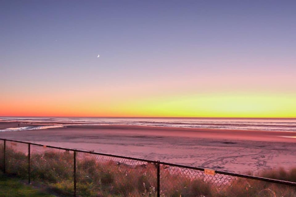 Premium Ground Floor Beachfront Condo Suite - Sleeps 5 - Pool and Sauna House in Lincoln City