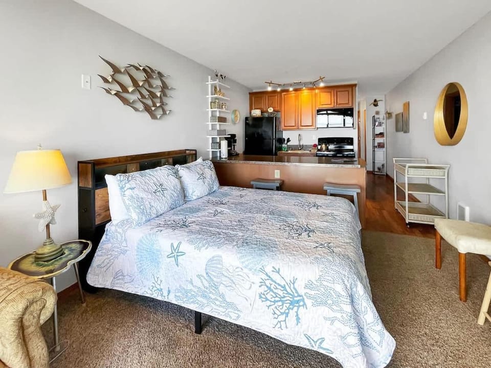 Premium Ground Floor Beachfront Condo Suite - Sleeps 5 - Pool and Sauna House in Lincoln City