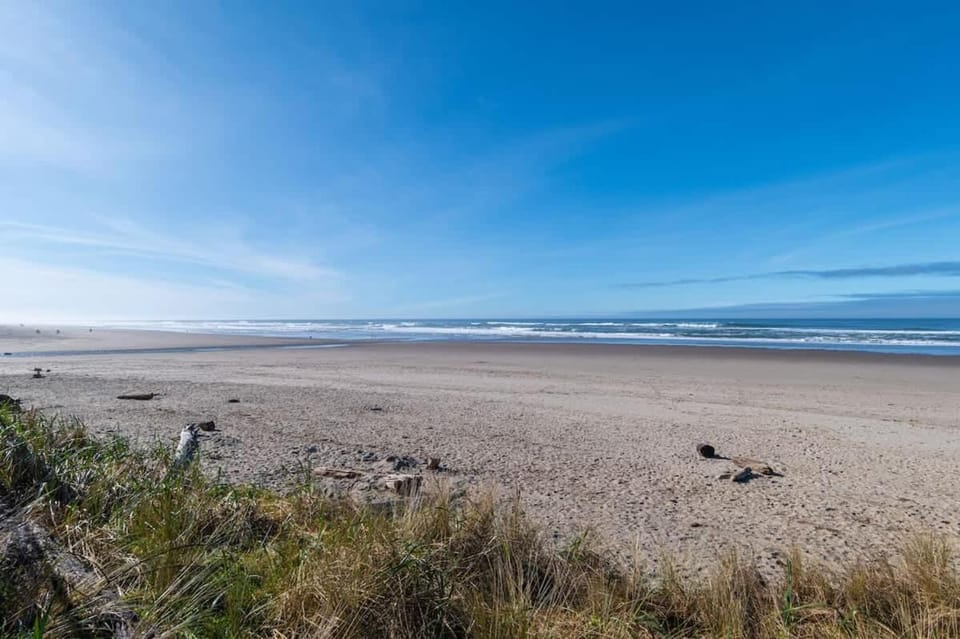 Modern Ground Floor Beachfront Condo Suite - Sleeps 4 - Pool and Sauna House in Lincoln City