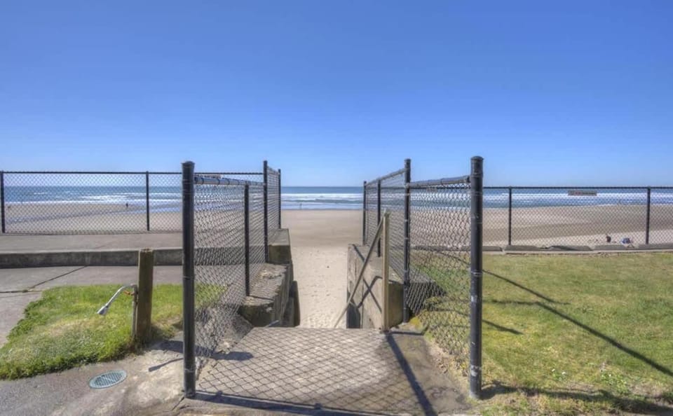 Modern Ground Floor Beachfront Condo Suite - Sleeps 4 - Pool and Sauna House in Lincoln City