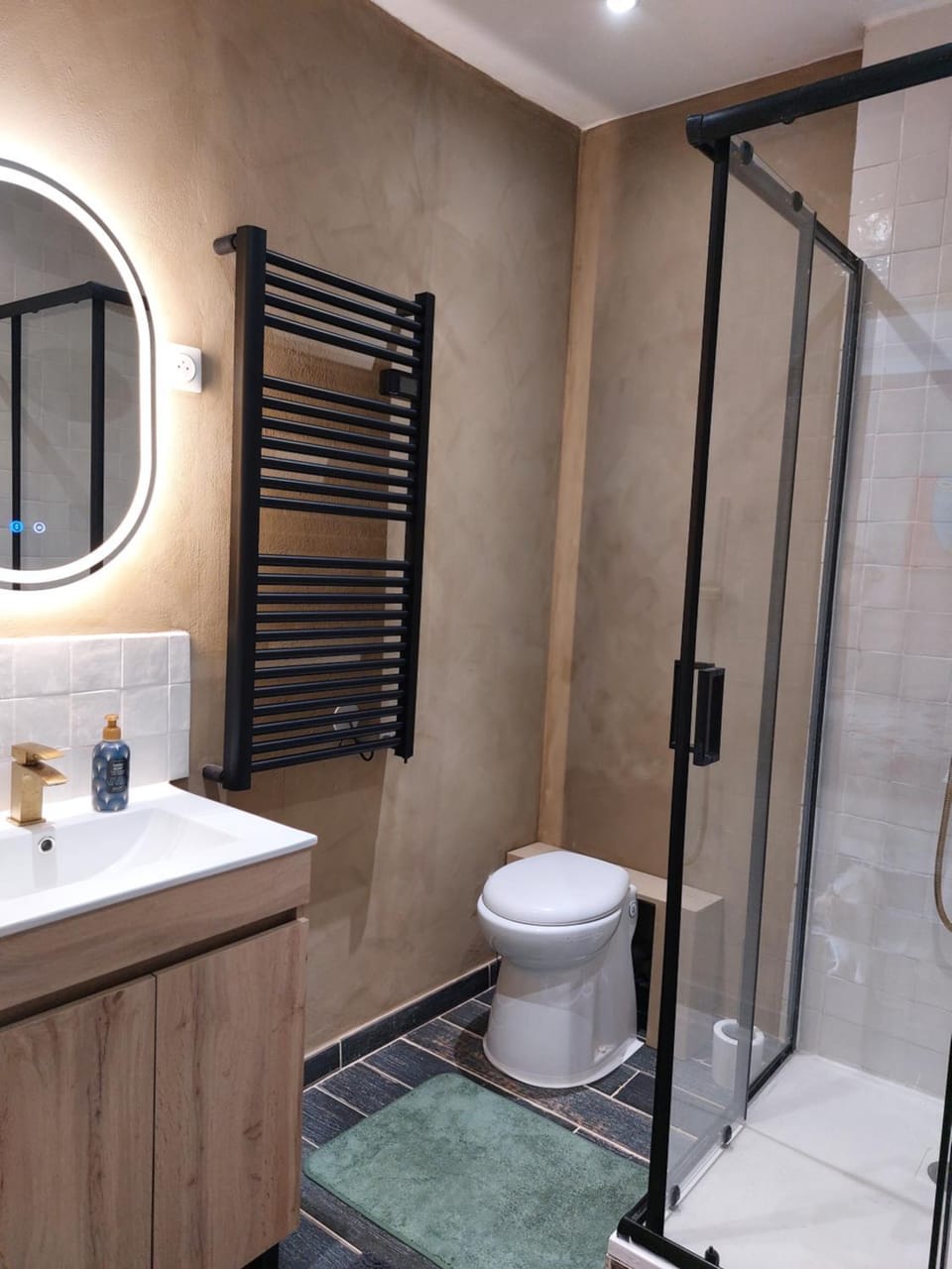 Toilet, Bathroom, towels