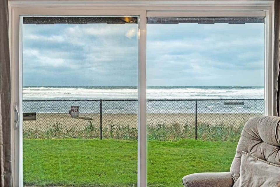 Ground Floor Beachfront Family-Sized Condo Suite - Pool and Hot Tub House in Lincoln City