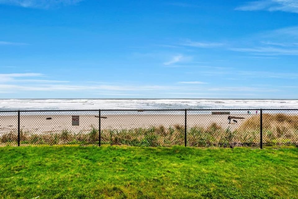 Ground Floor Beachfront Family-Sized Condo Suite - Pool and Hot Tub House in Lincoln City