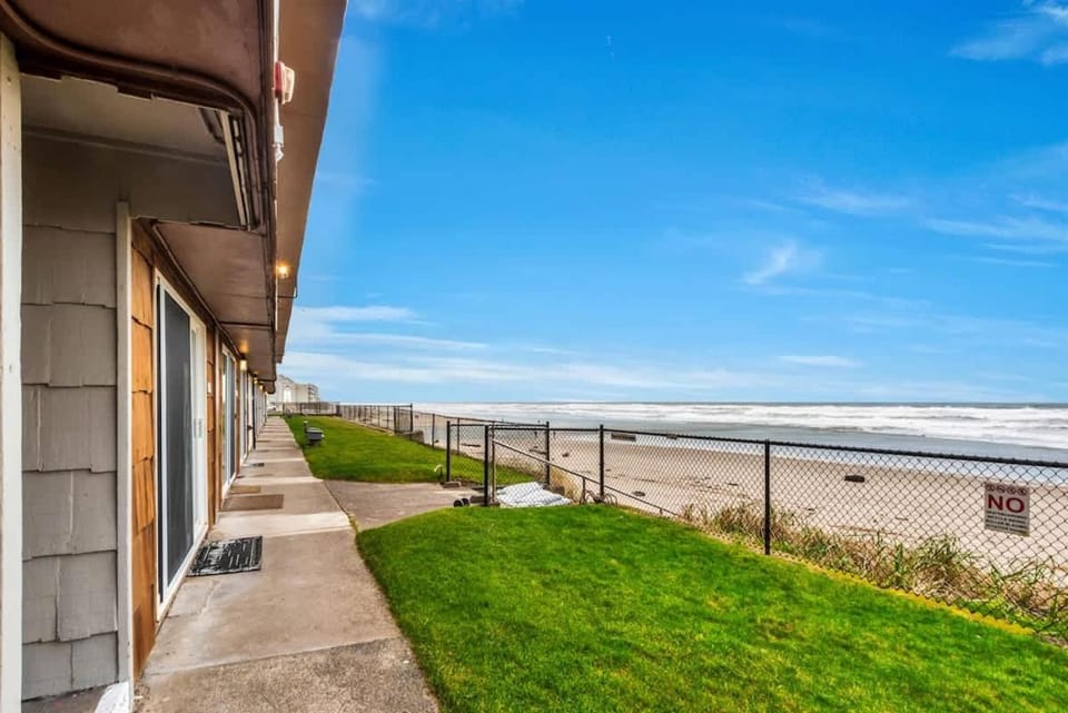 Ground Floor Beachfront Family-Sized Condo Suite - Pool and Hot Tub House in Lincoln City