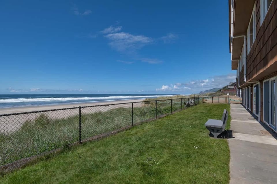 Ground Floor Beachfront Suite - Sleeps 4 - Pool and Sauna House in Lincoln City