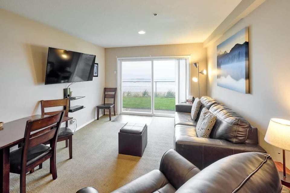Ground Floor Beachfront Suite - Sleeps 4 - Pool and Sauna House in Lincoln City