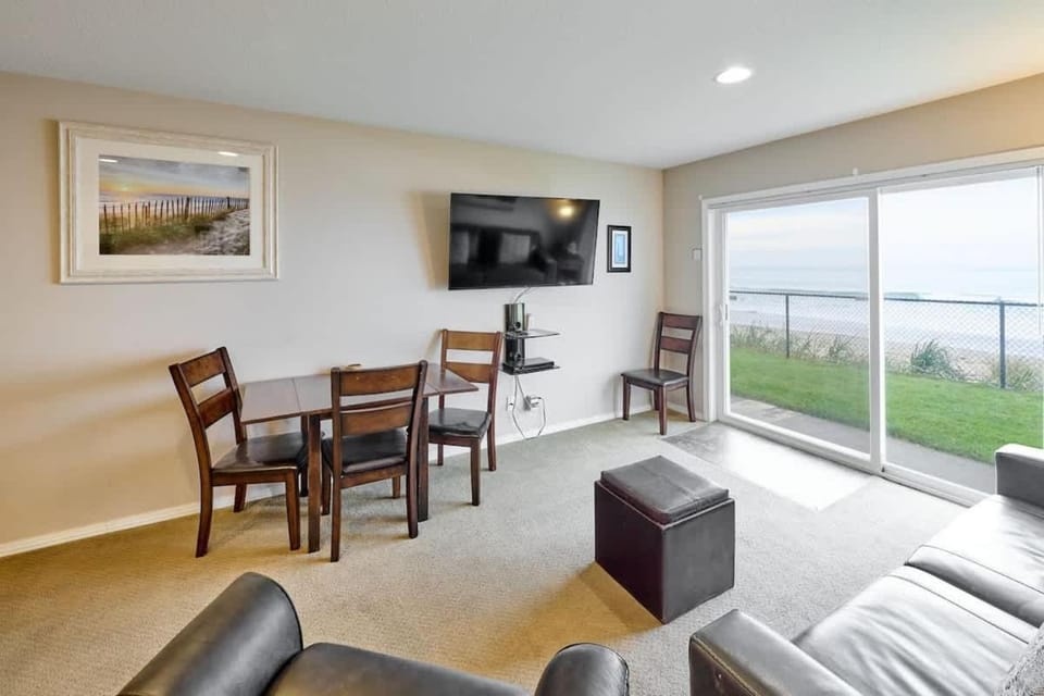 Ground Floor Beachfront Suite - Sleeps 4 - Pool and Sauna House in Lincoln City