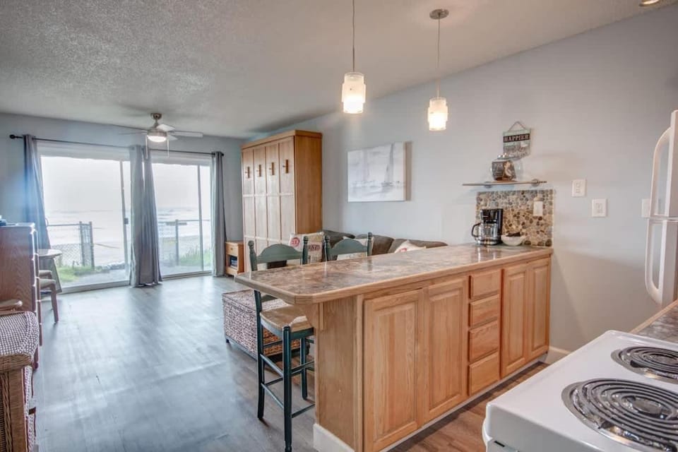 Ground Floor Beachfront Suite - Sleeps 6 - Pool and Sauna House in Lincoln City
