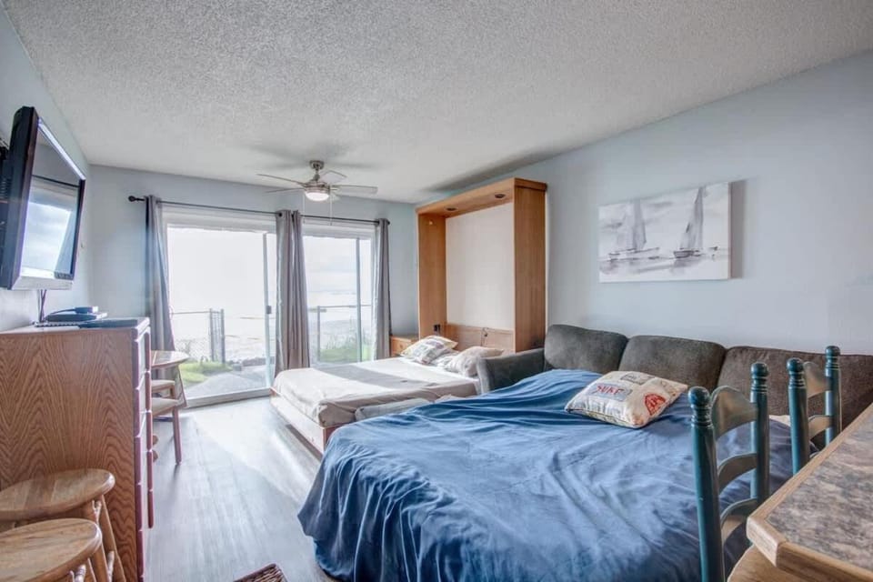 Ground Floor Beachfront Suite - Sleeps 6 - Pool and Sauna House in Lincoln City