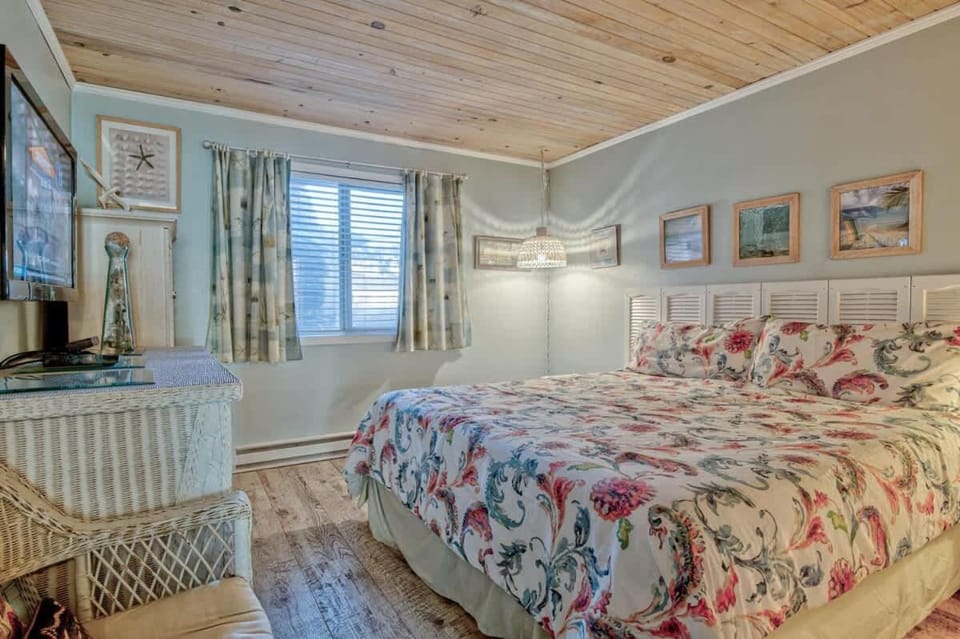 Deluxe Ground Floor Beachfront Condo Suite - Pool and Sauna House in Lincoln City