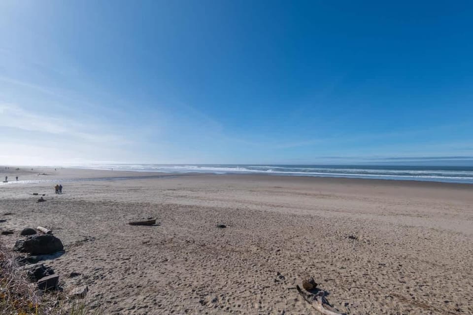 Deluxe Ground Floor Beachfront Condo Suite - Pool and Sauna House in Lincoln City