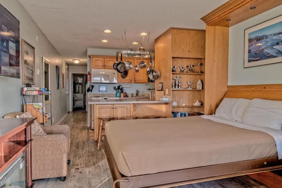 Deluxe Ground Floor Beachfront Condo Suite - Pool and Sauna House in Lincoln City