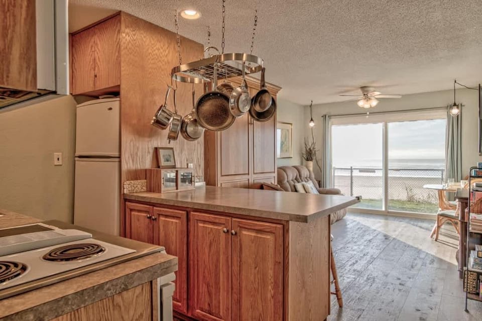 Deluxe Ground Floor Beachfront Condo Suite - Pool and Sauna House in Lincoln City