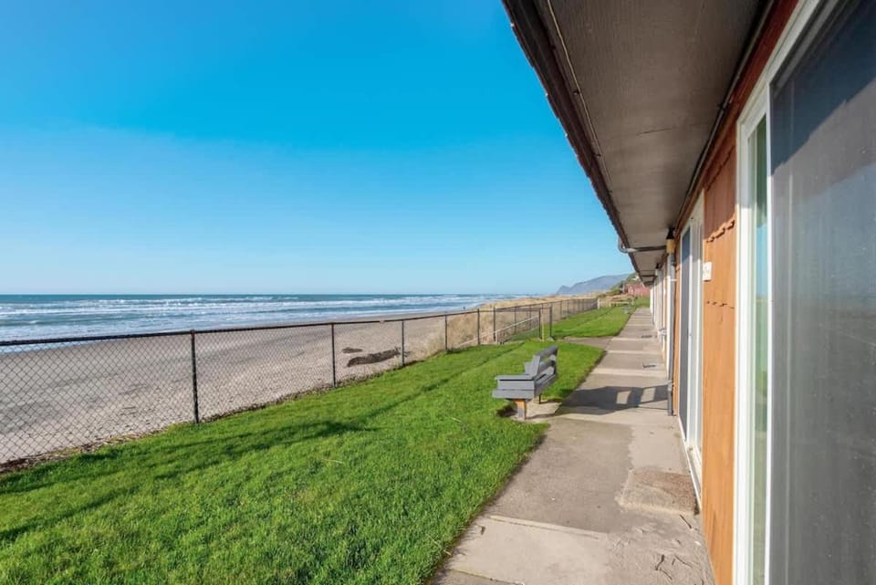 Ground Floor Beachfront Suite - Sleeps 5 - Pool and Sauna House in Lincoln City