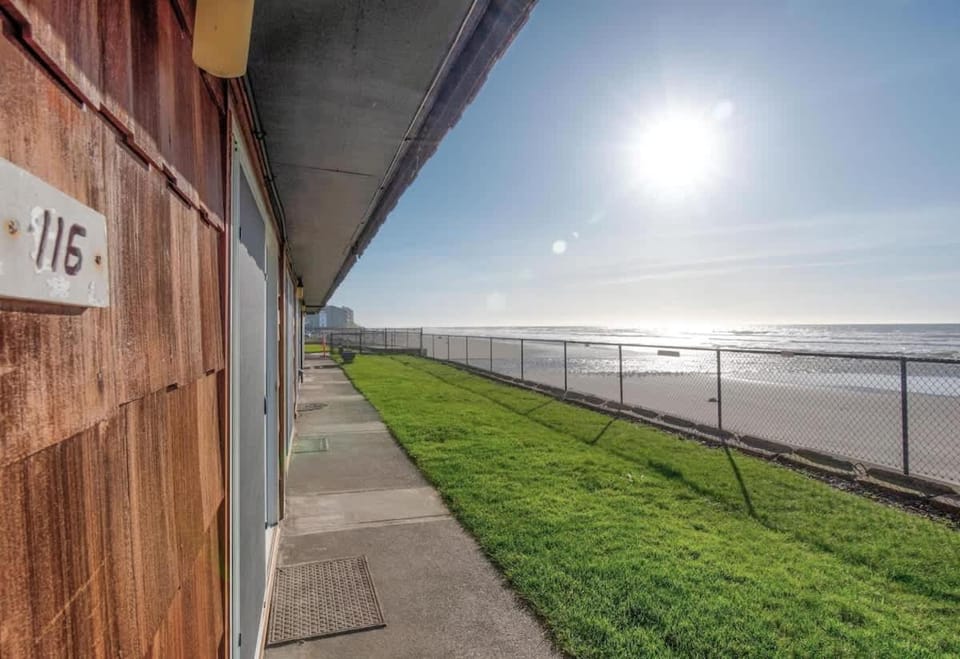 Ground Floor Beachfront Suite - Sleeps 5 - Pool and Sauna House in Lincoln City