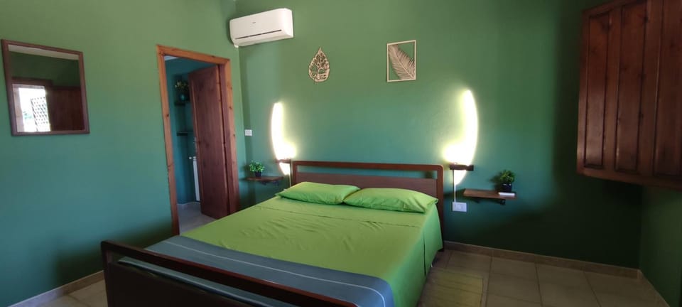 Bed, Photo of the whole room, Bedroom, air conditioner