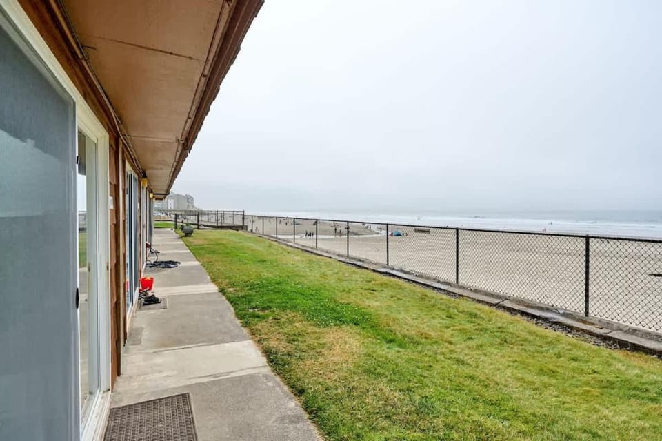 Ground Floor Beachfront Condo Suite - Sleeps 4 - Pool and Sauna House in Lincoln City