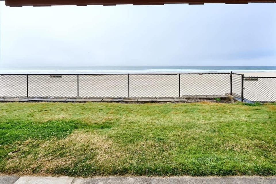 Ground Floor Beachfront Condo Suite - Sleeps 4 - Pool and Sauna House in Lincoln City