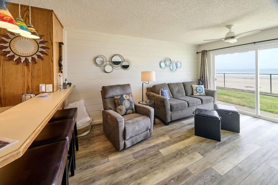 Ground Floor Beachfront Condo Suite - Sleeps 4 - Pool and Sauna House in Lincoln City
