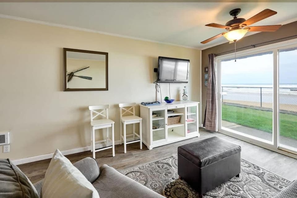 Ground Floor Beachfront Suite - Sleeps 4 - Pool and Sauna House in Lincoln City