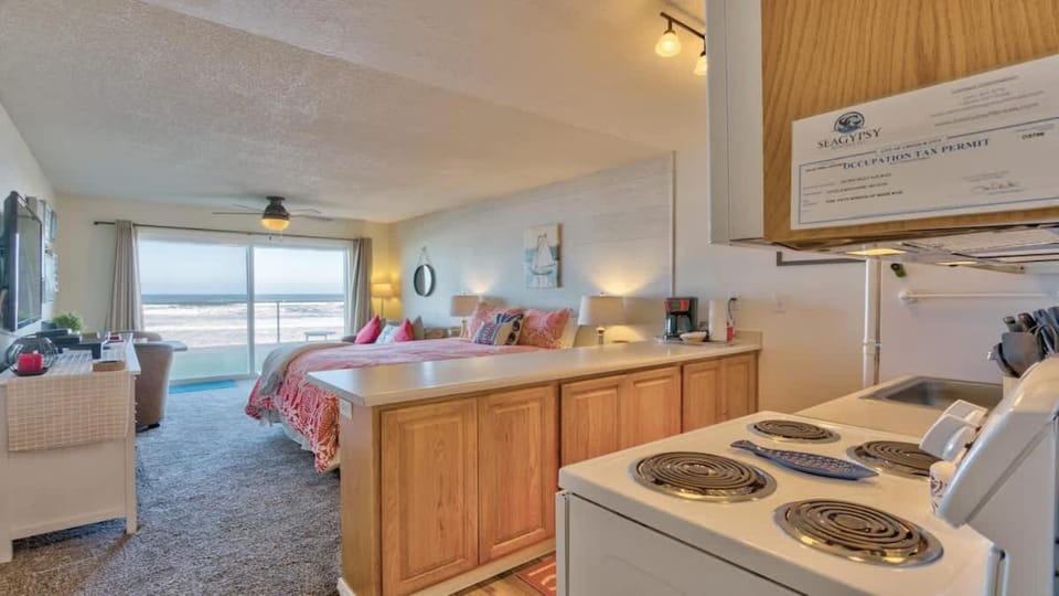 Cute Ground Floor Beachfront Suite - Sleeps 6 - Pool and Sauna House in Lincoln City