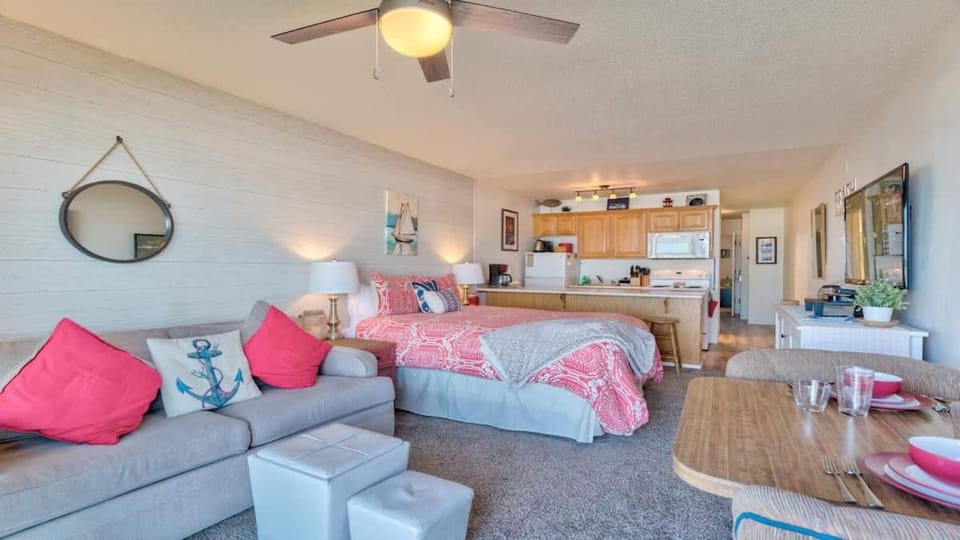 Cute Ground Floor Beachfront Suite - Sleeps 6 - Pool and Sauna House in Lincoln City