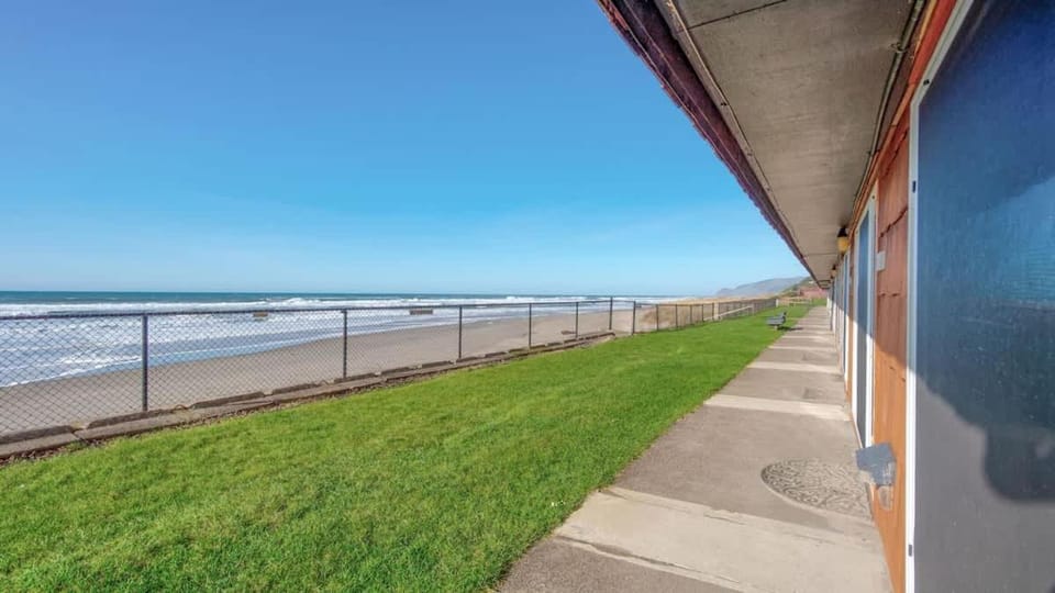 Cute Ground Floor Beachfront Suite - Sleeps 6 - Pool and Sauna House in Lincoln City
