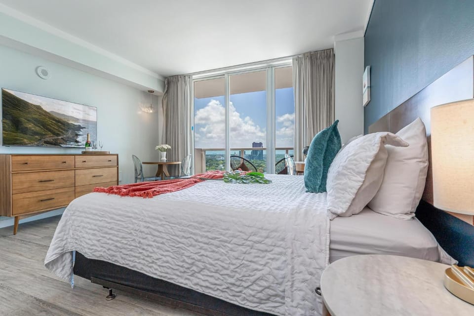 Sunset Suite Skyline Views King and Twin Sofa Includes Parking Apartment in Coconut Grove