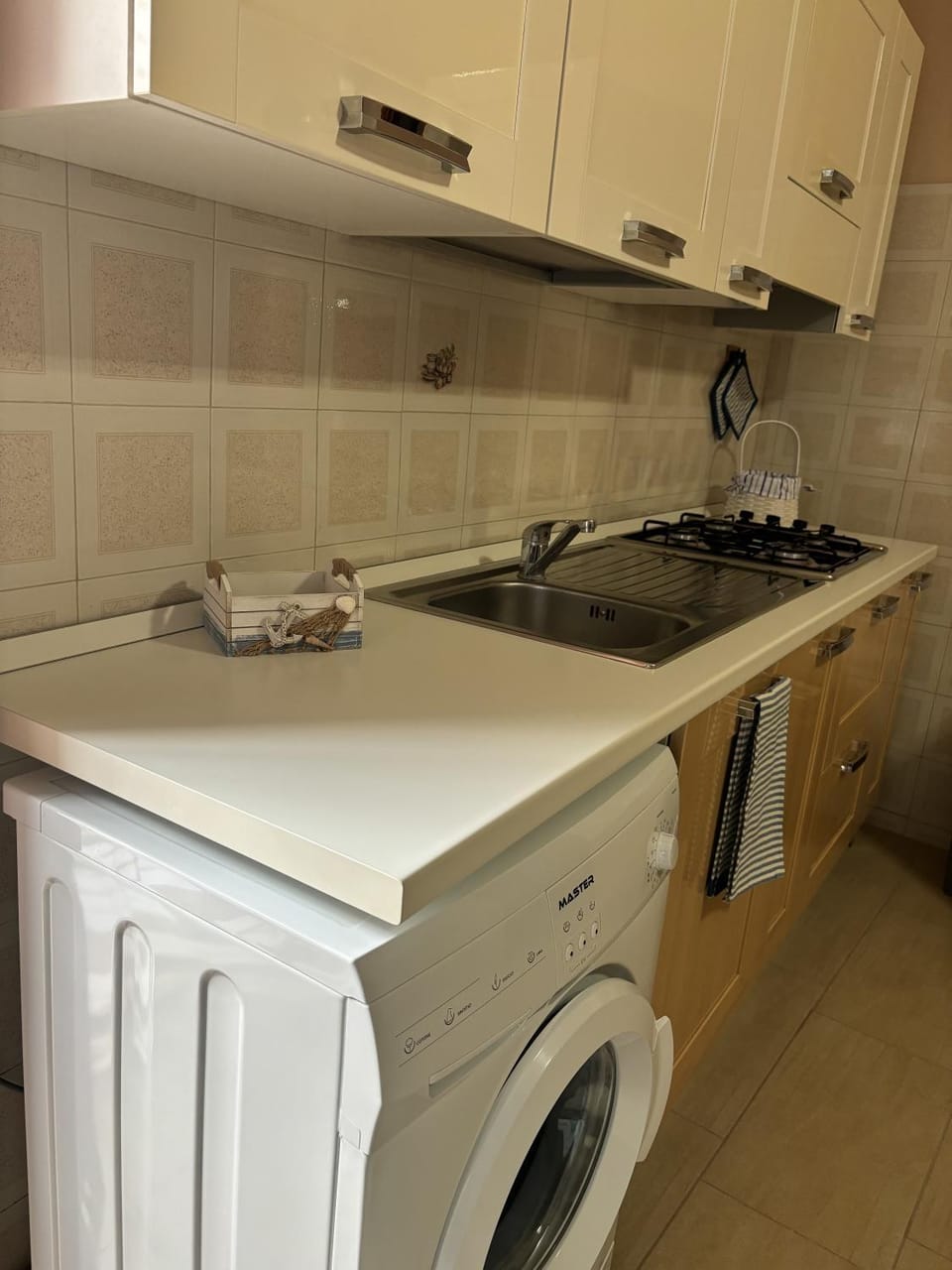 Kitchen or kitchenette, stove, washing machine