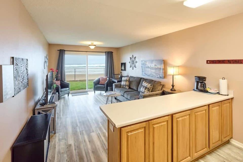 Cozy Ground Floor Beachfront Suite - Sleeps 4 - Pool and Sauna House in Lincoln City